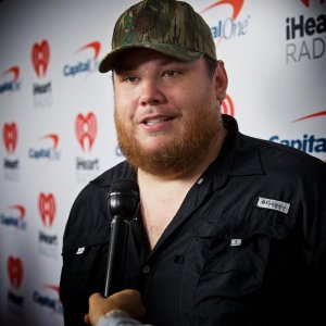1200px-Luke_Combs_interview.jpg