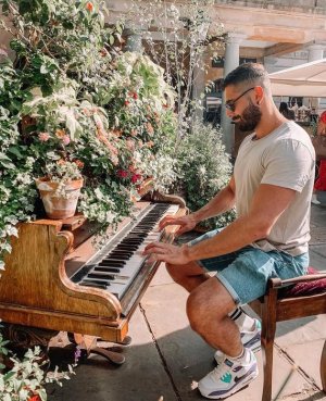 69712116 pretending to play the piano.jpg