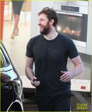 john-krasinski-scruffy-after-workout-02.jpg