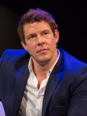 Eric_Mabius_(28036548784)_(cropped).jpg