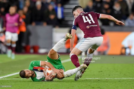 LONDON-ENGLAND-SEPTEMBER-30-BILD-OUT-Filip-Stojkovic-of-Rapid-Wien-and-Declan-Rice-of-West-Ham-U.jpg