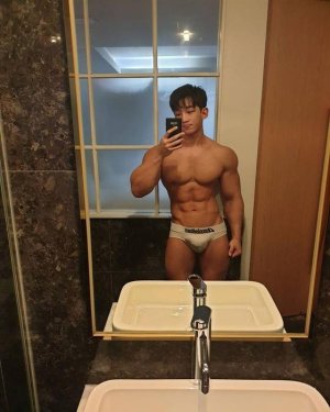 Unknown Korean Fitness Model Asian Muscle 4.jpg
