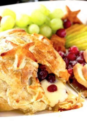 Baked-Brie-with-Cranberries-in-Puff-Pastry-5.jpg
