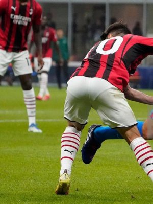 MILAN-ITALY-SEPTEMBER-28-Brahim-D-az-of-AC-Milan-is-tackled-during-the-UEFA-Champions-League-gro.jpg