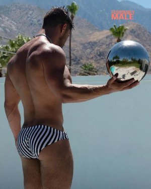 Ian Utterback Heating Up in Palm Springs-by-Benjamin-Veronis-for-Fashionably-Male 1.jpg