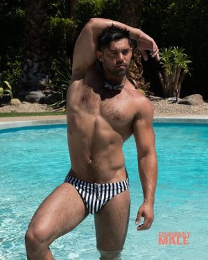 Ian Utterback Heating Up in Palm Springs-by-Benjamin-Veronis-for-Fashionably-Male 5.jpg