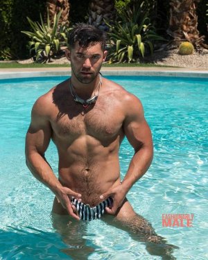 Ian Utterback Heating Up in Palm Springs-by-Benjamin-Veronis-for-Fashionably-Male 6.jpg