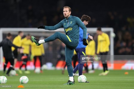 LONDON-ENGLAND-NOVEMBER-04-Harry-Kane-of-Tottenham-Hotspur-warms-up-prior-to-the-UEFA-Europa-Con.jpg