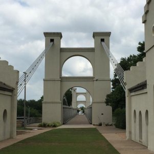 Waco suspensionbridge.jpg