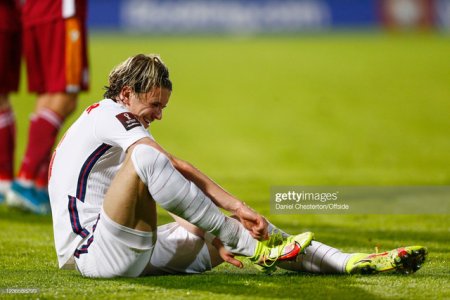 SAN-MARINO-SAN-MARINO-NOVEMBER-15-Conor-Gallagher-of-England-adjusts-his-boots-during-the-2022-F.jpg