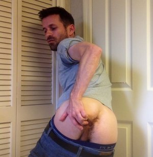 sean storm showin off his hairy shithole.jpg