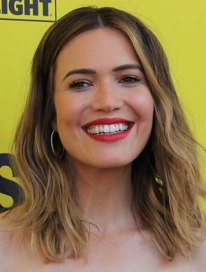 1084px-Mandy_Moore_at_SXSW_2018_(25904503147)_(cropped).jpg