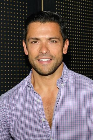 Hot-Mark-Consuelos-Pictures.jpg