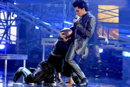 adam-lambert-amas-500x336.jpg