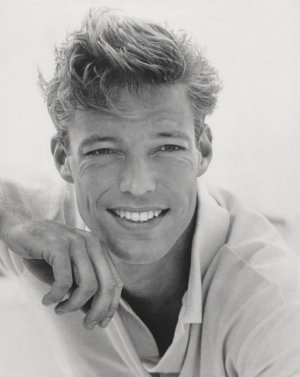 THE-RELEVANT-QUEER-Actor-Richard-Chamberlain-Smiling-Outdoors-photo-unknown_thumb.jpg