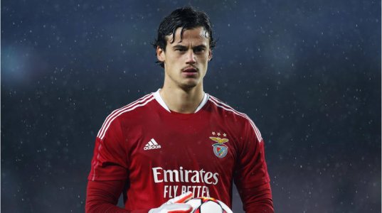 mile-svilar-benfica-2021-22-1648461481-82768.jpg