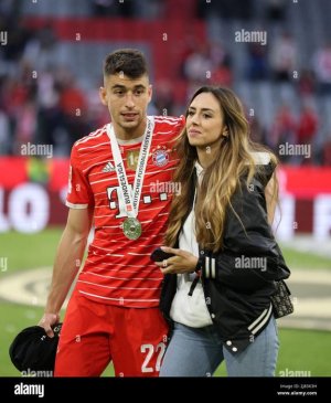 marc-roca-of-fc-bayern-muenchen-mit-freundin-deutscher-fussball-meister-2022-fc-bayern-mnchen-mu.jpg