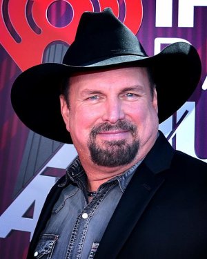 800px-Garth_Brooks_2019_By_Glenn_Francis.jpg